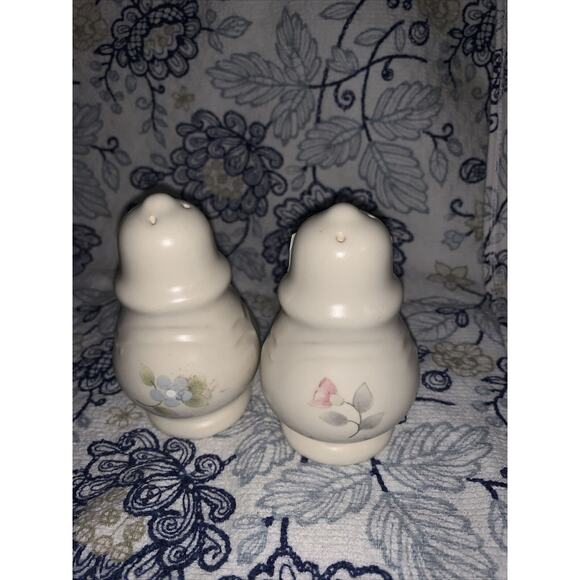 Pfaltzgraff Tea Rose Salt Pepper Shaker Set - Picture 1 of 3